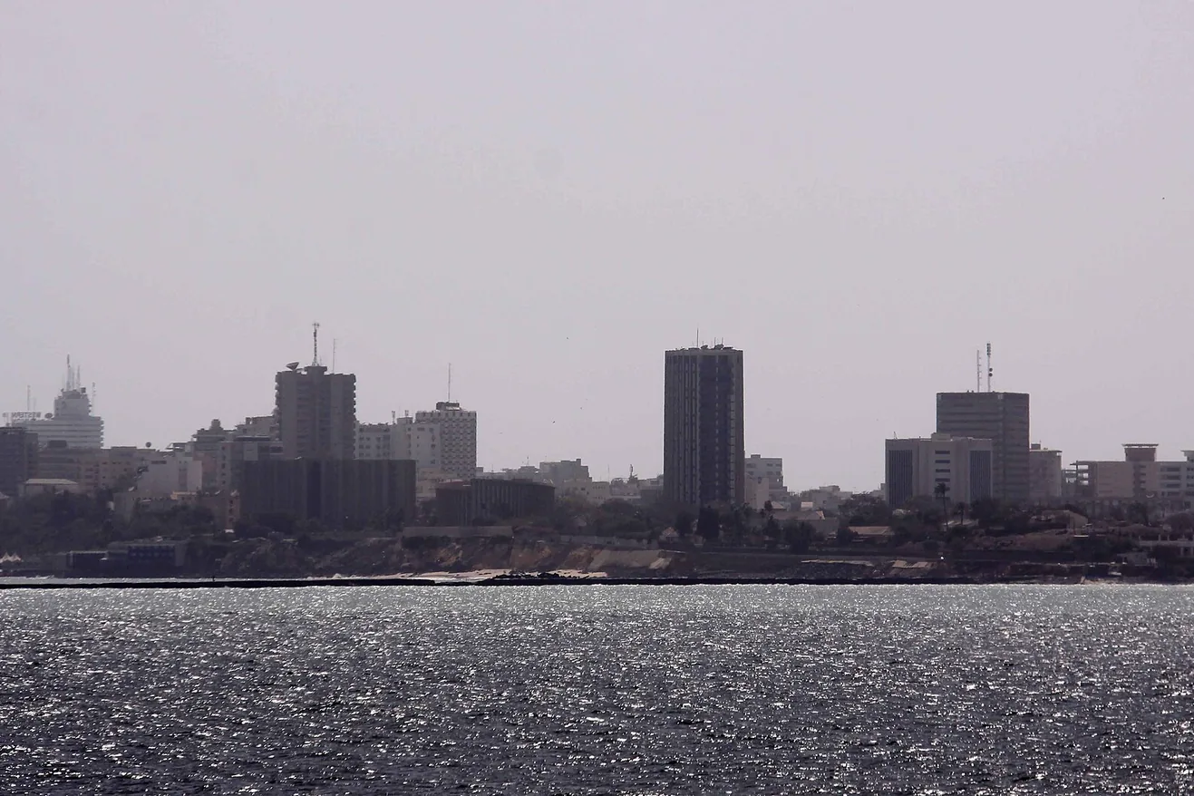 Vue de Dakar depuis Gorée ; ce n’est pas la cérémonie d’ouverture ni un site de compétition.